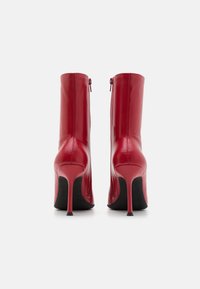Jeffrey Campbell DISCLOSE - Botine clasice - red