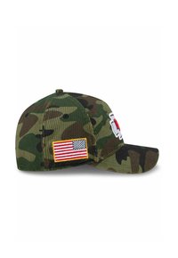 Tarnkappen-Cap aus Baumwollcord, mit gesticktem Logo und einem Aufnäher der Flagge der Vereinigten Staaten an der Seite. Mit gewölbtem Schirm und strukturiertem Sitz.
