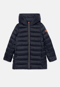 Marineblå quiltet pufferjakke med høj krave, frontlynlås med orange træk, sidelommer og orange logo-patch på venstre ærme.