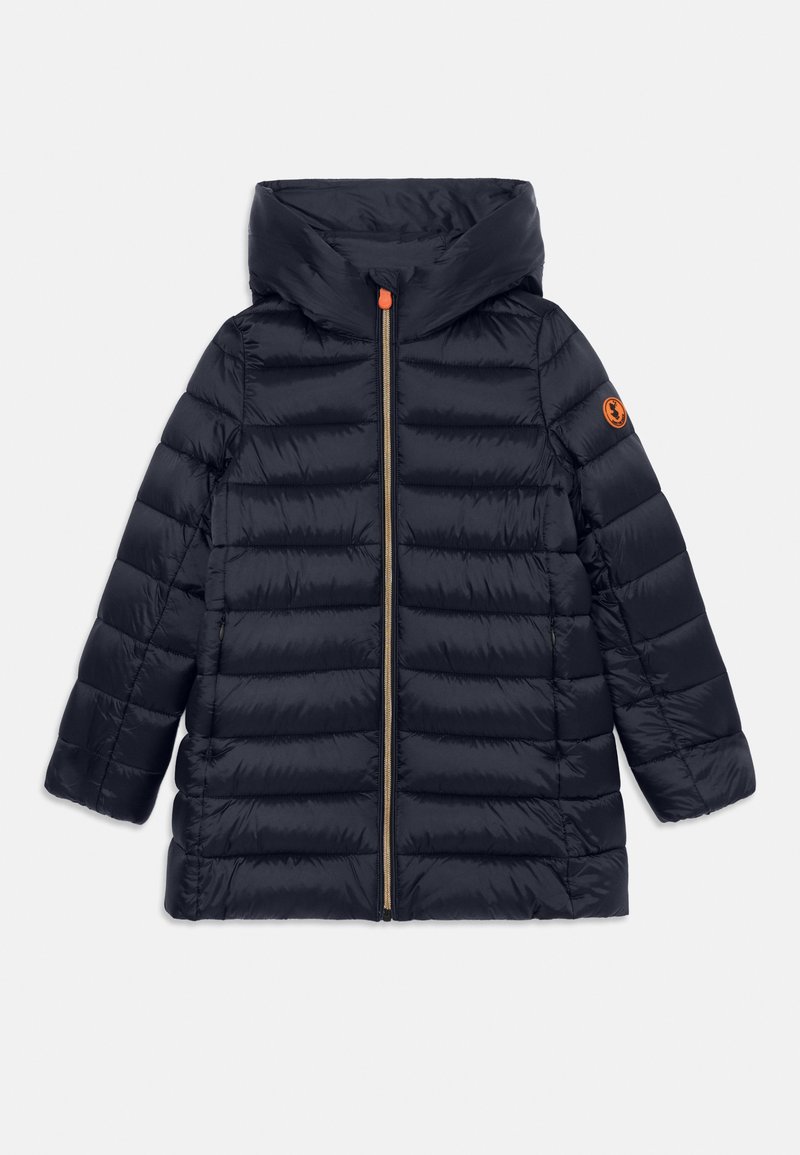Marineblå quiltet pufferjakke med høj krave, frontlynlås med orange træk, sidelommer og orange logo-patch på venstre ærme.