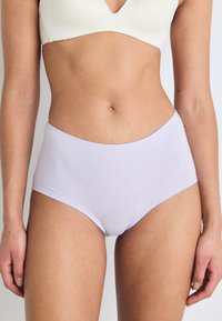 Lilla høytlivsundertøy laget av myk, elastisk stoff. Glatt tekstur med en sømløs design som gir full dekning og komfort.