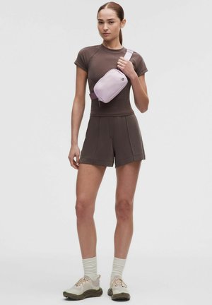 lululemon, EVERYWHERE - Gürteltasche - lilac play/silver