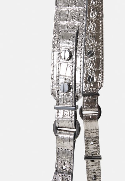Cinturino in argento metallico con texture a coccodrillo, dotato di accessori e bottoni in argento, progettato per una vestibilità regolabile e un appeal estetico.