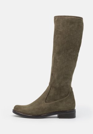 Botte haute pour femme en daim vert olive avec petit talon bloc et bout arrondi, vue de côté sur fond uni.
