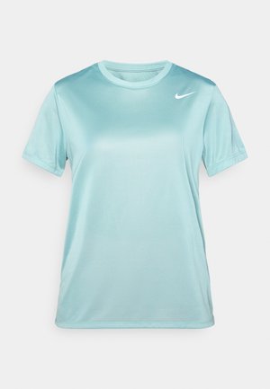 Tricou Nike de culoare albastru deschis, cu mâneci scurte, guler rotund, fabricat dintr-un material neted cu un luciu subtil, având un mic logo alb pe partea stângă a pieptului.