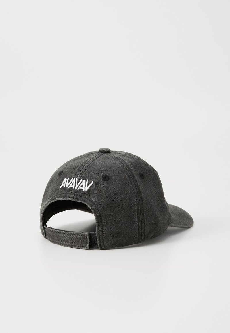 Grijze katoenen baseballpet met een gebogen klep, verstelbare strap en witte geborduurde logo op de achterkant. Gestructureerde stof en versterkte naden.