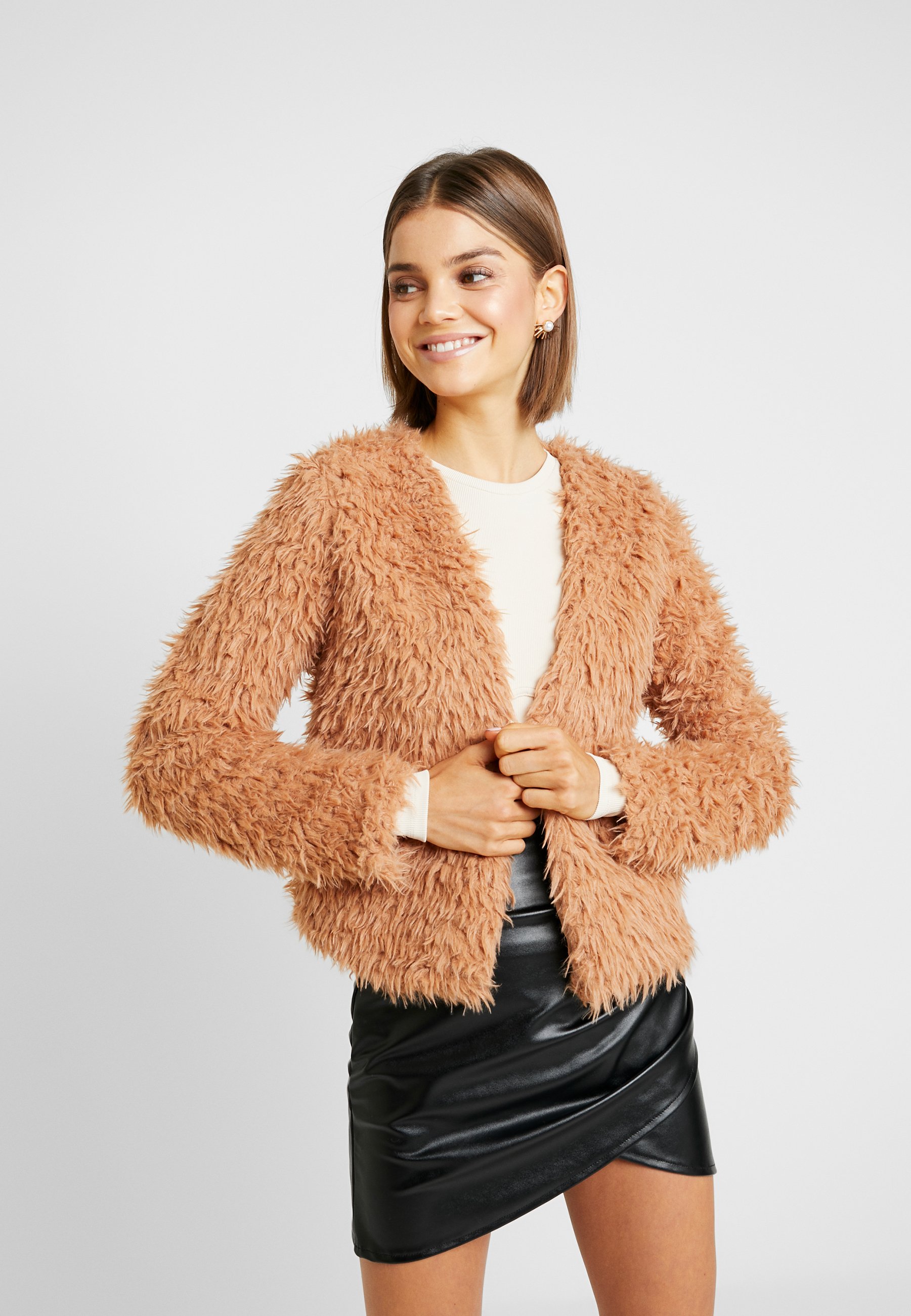 Gina Tricot WANDA JACKET Vinterjakke soft camel Zalando.no Gina Tricot WANDA JACKET Vinterjakke black Zalando.no