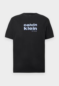 Czarny bawełniany t-shirt z przodu z grafiką w jasnoniebieskim kolorze: "calvin klein" oraz "New York City", z klasycznym okrągłym dekoltem i krótkimi rękawami.
