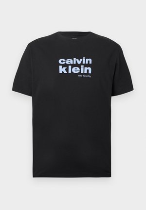 Tricou negru din bumbac, cu un grafic frontal în text albastru deschis: „calvin klein” și „New York City”, având un guler rotund clasic și mâneci scurte.