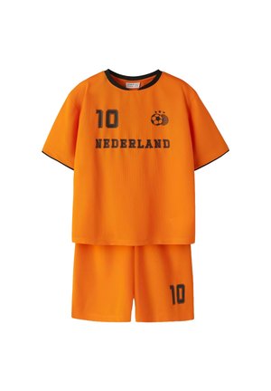 Orange fodbolddragt med nummer 10, sort kant, "Nederland" tekst og en fodboldlogo på trøjen, kombineret med matchende shorts.