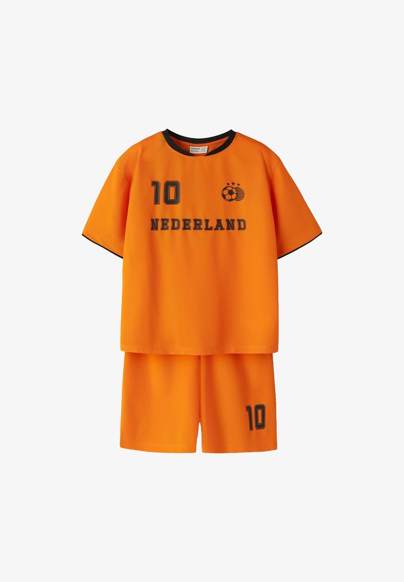Maillot de football orange avec le numéro 10, bordure noire, texte "Nederland" et logo de ballon de football sur le maillot, assorti à un short.