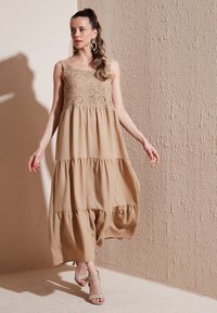 LELA REGULAR FIT jasny brąz