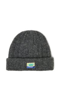 Tumehallast kootud müts, millel on ülespööratud serv ning ristkülikukujuline värviline kangasmärgis tekstiga "LA MAISON AMV SUPERVINTAGE".