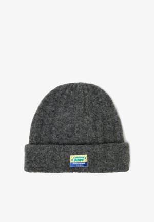 Tumehallast kootud müts, millel on ülespööratud serv ning ristkülikukujuline värviline kangasmärgis tekstiga "LA MAISON AMV SUPERVINTAGE".