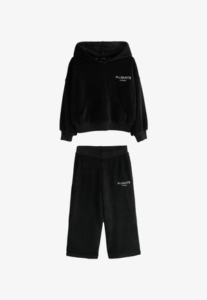 Čierna velúrová mikina s kapucňou a predným vreckom, s logom "ALLSAINTS LONDON", spárovaná s čiernymi šortkami so zúženým pásom a logom.