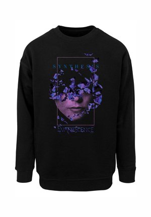Čierna mikina s grafickým dizajnom s motýľmi a tvárou v purpurovej a modrej farbe. Text na strede znie "SYNTHESIS EVANESCENCE".