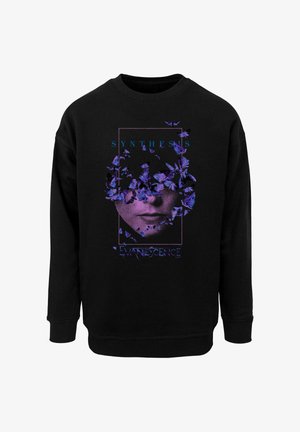 Schwarzer Hoodie mit einem grafischen Design von Schmetterlingen und einem Gesicht in Lila und Blau. Der Text "SYNTHESIS EVANESCENCE" steht in der Mitte.