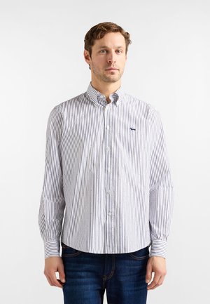 Camisa de botones blanca con rayas verticales azul marino y pequeños puntos de colores. Mangas largas, cuello y logo sutil en el pecho.