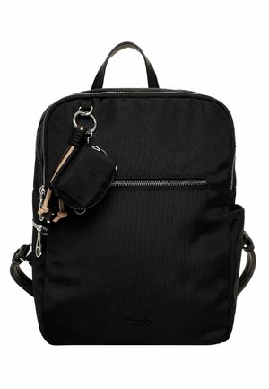 Sac à dos rectangulaire noir avec poche zippée à l’avant, petite pochette attachée, poignée supérieure et bretelles réglables sur fond blanc.