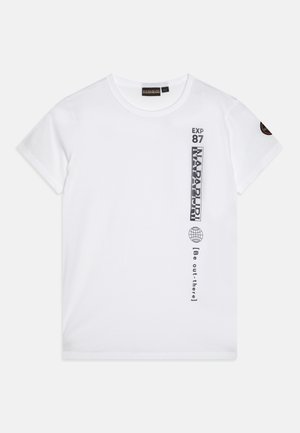 Biała koszulka z krótkim rękawem z czarnym pionowym napisem "Napapijri", "EXP 87", grafiką globu i napisem "[Be out-there]" na przedniej prawej stronie.