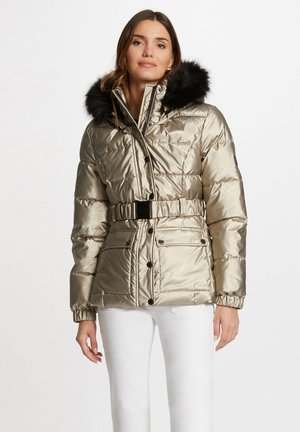 Polsternde goldene Jacke mit einer schwarzen Kunstpelzkapuze, tailliertem Bund und Druckknopfverschluss. Verfügt über zwei Fronttaschen und geraffte Manschetten.