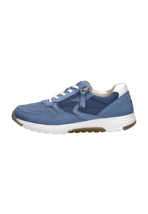 Niebieskie buty sportowe z połączeniem zamszu i materiału siatkowego, z perforacjami, białymi akcentami oraz gumową podeszwą z amortyzowaną piętą.
