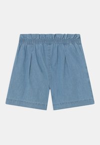 Pantalones cortos de mezclilla azul claro con cintura elástica, frente plisado y corte recto. Textura suave y diseño casual.