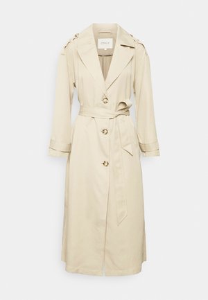 Gabardina beige confeccionada con una tela suave, que presenta un diseño de doble botonadura, mangas largas y un cinturón anudado en la cintura.