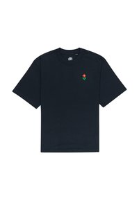 Camiseta de algodón de color azul marino con mangas cortas, que presenta un pequeño diseño de flores bordadas en rojo y verde en el lado izquierdo del pecho.