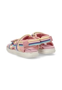 Sandalias rosas con tiras de rayas multicolores, cintas ajustables de Velcro, suelas acolchadas y un diseño ligero.
