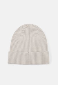 Gebreide beanie in lichtgrijs met omgeslagen rand, voorzien van een geribbelde textuur en een naadloos topdesign. Geschikt voor casual draag.