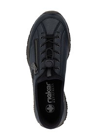 Chaussure en cuir noir avec une surface texturée, bout rond, design à lacets et zip sur le côté. Comprend un rembourrage doux et un branding distinct à l'intérieur.