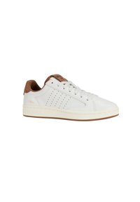 Zapatillas de cuero blanco con acentos de ante marrón claro, detalles perforados en el lateral y una suela de goma texturizada. Número de modelo grabado.