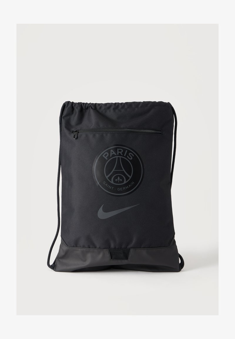 Sac à cordon noir avec le logo du Paris Saint-Germain et le swoosh Nike, équipé d'une poche zippée en haut au centre.