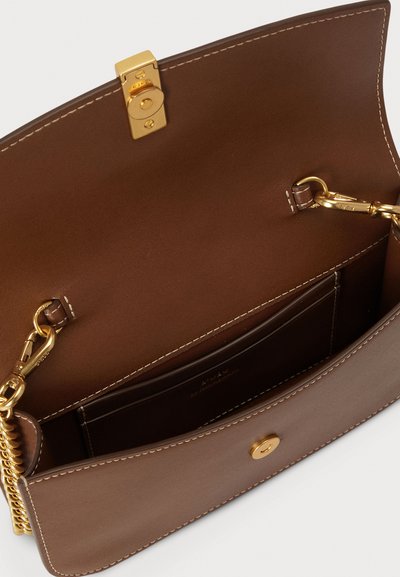Bolso de cuero marrón con cierre en tono dorado, presenta una textura suave, correa de cadena y bolsillos interiores para tarjetas. Diseño elegante y espacioso.