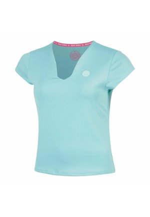 Camiseta deportiva femenina de manga corta y escote en V de color azul claro, con un pequeño logo blanco en el pecho izquierdo y marca interior de cuello en color rosa.