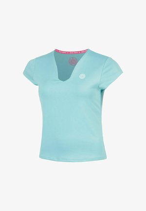 Camiseta deportiva femenina de manga corta y escote en V de color azul claro, con un pequeño logo blanco en el pecho izquierdo y marca interior de cuello en color rosa.