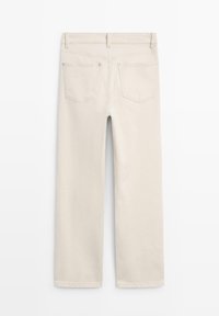 Jeans beige a gamba dritta mostrati da dietro con due tasche posteriori, passanti per cintura e cuciture evidenti.