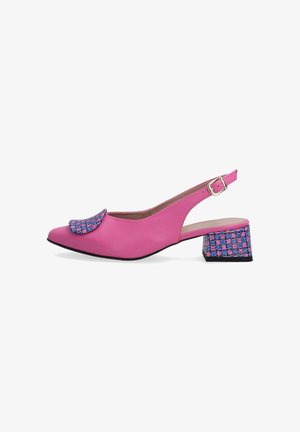 Lyserød læder slingback-sko med firkantet tå, dekoreret flap med et mønstret accent og en blokhæle med multicolorer geometrisk design.