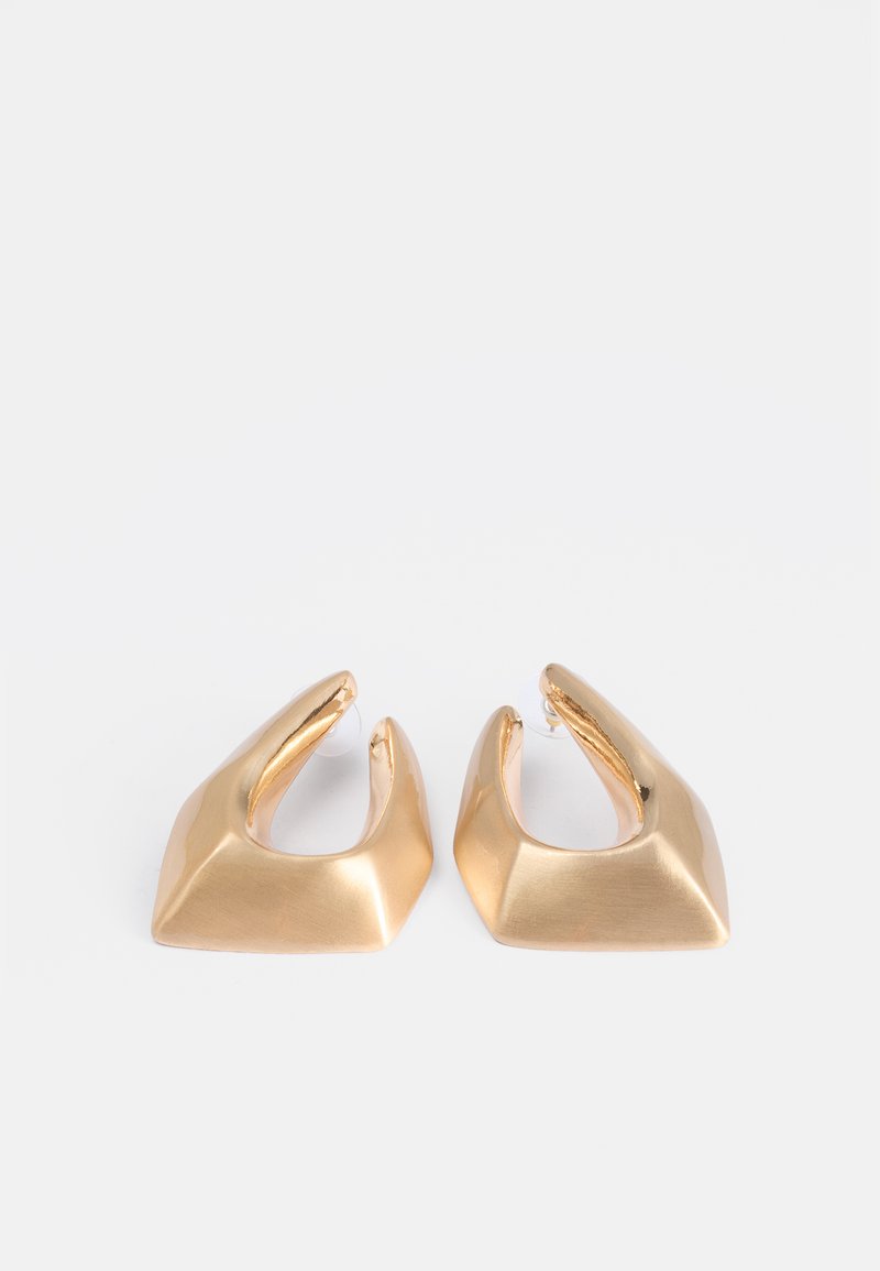 Boucles d'oreilles en métal doré avec un design géométrique présentant des formes angulaires et une finition polie. Remarquables pour leur forme sculpturale.