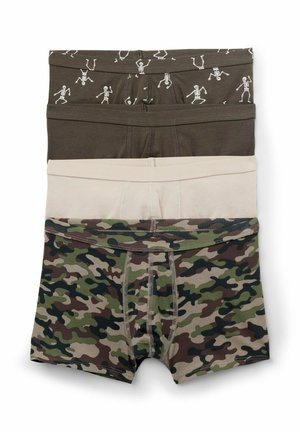 Cuatro pares de calzoncillos tipo bóxer para hombre apilados, con diseños de camuflaje, beige, marrón sólido y marrón con estampado blanco de esqueleto.