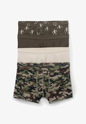 Quatre paires de boxers pour hommes empilés, présentant des motifs camouflage, beige, marron uni et marron avec un imprimé squelette blanc.