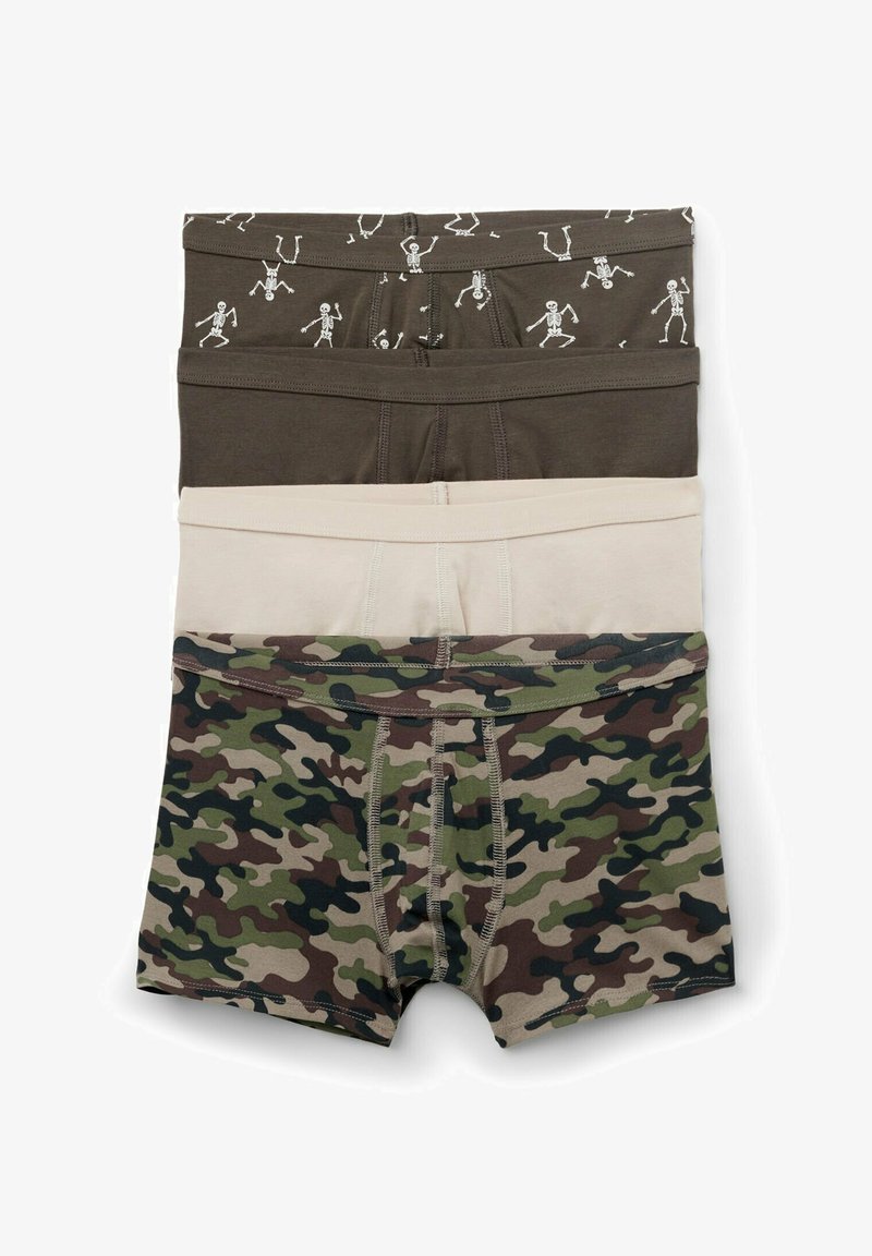 Quatre paires de boxers pour hommes empilés, présentant des motifs camouflage, beige, marron uni et marron avec un imprimé squelette blanc.