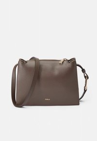 Mala a tiracolo em pele castanha com acabamento texturizado, detalhes em dourado, fecho de correr e uma alça ajustável. Apresenta um logótipo na frente.