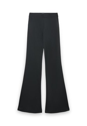 Pantalon noir évasé en tissu doux et élastique avec une taille large et une texture lisse, présentant un design ample et longue longueur.