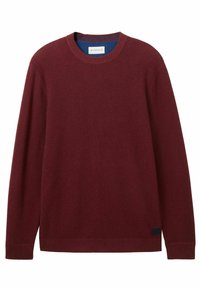 Weinroter, gerippter Strickpullover mit langen Ärmeln, Rundhalsausschnitt und einem blauen Akzent am inneren Kragen. Kleines Logo-Label nahe dem Saum.