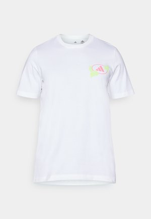 T-shirt en coton blanc à manches courtes. Présente un design graphique en rose clair et vert sur la poitrine gauche, ressemblant à un logo.