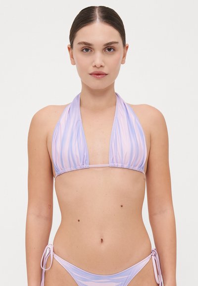Costum de baie cu dungi mov, format dintr-un sutien cu gât legat și cu ajustări pe lateralele chiloților, realizat dintr-un material neted și elastic.