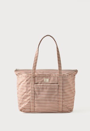 Hnedo-biela kockovaná taška s dlhými rukoväťami a predným vreckom na jednoduchom svetlom pozadí.