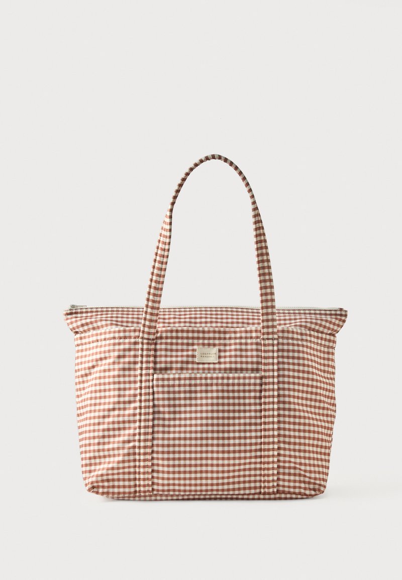 Τσάντα tote με μακρύ χερούλι, καρώ καφέ και άσπρο, με μπροστινή τσέπη πάνω σε απλό ανοιχτόχρωμο φόντο.